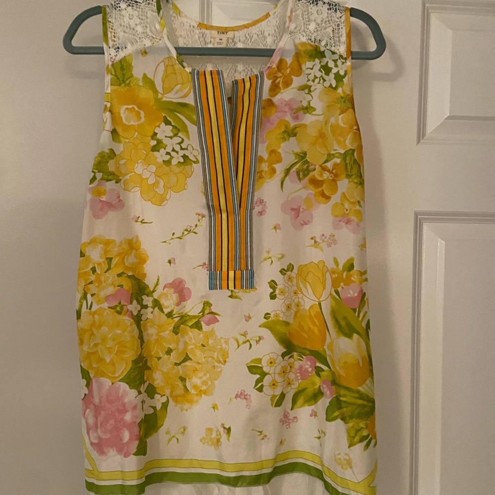 Tiny printed sleeveless top.